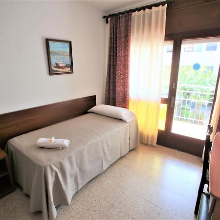 Pension Hostel Costa Brava レスタルティット エクステリア 写真